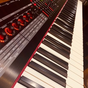 人间暖（钢琴曲）