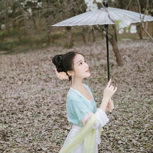 离霜资料,离霜最新歌曲,离霜MV视频,离霜音乐专辑,离霜好听的歌