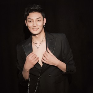 鲜帅资料,鲜帅最新歌曲,鲜帅MV视频,鲜帅音乐专辑,鲜帅好听的歌