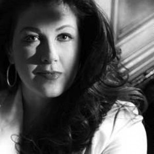 April Hall资料,April Hall最新歌曲,April HallMV视频,April Hall音乐专辑,April Hall好听的歌