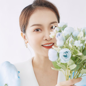 何丽莎资料,何丽莎最新歌曲,何丽莎MV视频,何丽莎音乐专辑,何丽莎好听的歌