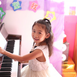 许冰卓资料,许冰卓最新歌曲,许冰卓MV视频,许冰卓音乐专辑,许冰卓好听的歌