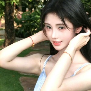 挥着翅膀的女孩