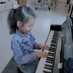 黄彭洁资料,黄彭洁最新歌曲,黄彭洁MV视频,黄彭洁音乐专辑,黄彭洁好听的歌