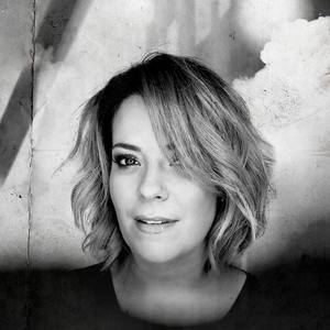 Mariana Valadão资料,Mariana Valadão最新歌曲,Mariana ValadãoMV视频,Mariana Valadão音乐专辑,Mariana Valadão好听的歌