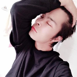 路灯下的小姑娘