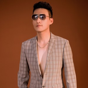 回族代表作品:《回不到昨天》简介:谢飞,中国大陆男歌手,2008年北京