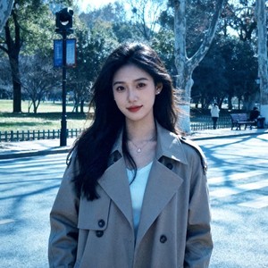 栅栏间隙偷窥你