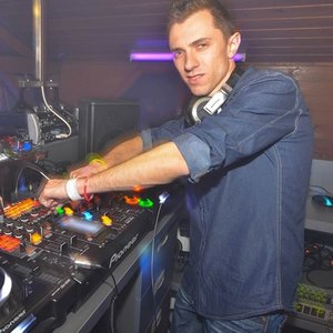 M-Dee资料,M-Dee最新歌曲,M-DeeMV视频,M-Dee音乐专辑,M-Dee好听的歌