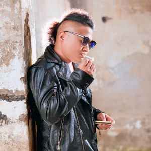 小黑资料,小黑最新歌曲,小黑MV视频,小黑音乐专辑,小黑好听的歌