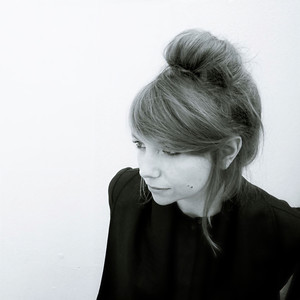 Poppy Ackroyd资料,Poppy Ackroyd最新歌曲,Poppy AckroydMV视频,Poppy Ackroyd音乐专辑,Poppy Ackroyd好听的歌