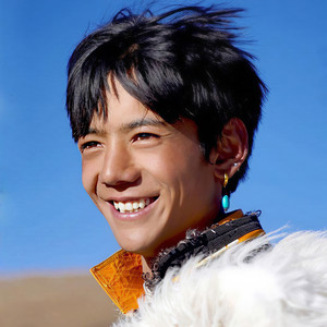 第一次在舞台上唱自己的新歌《德吉》，有点紧张，德吉的意思是幸福，希望大家都幸福。#丁真新歌德吉-理塘丁真