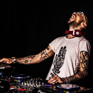 Luca Debonaire资料,Luca Debonaire最新歌曲,Luca DebonaireMV视频,Luca Debonaire音乐专辑,Luca Debonaire好听的歌