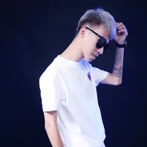 多想在平庸的生活拥抱你