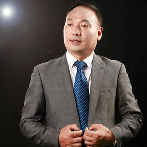 简介:巴东哥真名张祖举,湖北巴东野三关人,生于1972年12月,大专学历