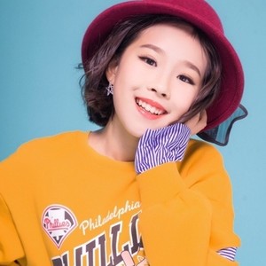 蔡闰羽 - In the garden flowers are growing mix - 蔡闰羽