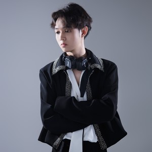 刘鼎峯资料,刘鼎峯最新歌曲,刘鼎峯MV视频,刘鼎峯音乐专辑,刘鼎峯好听的歌