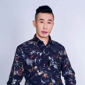 酒瓶瓶高来酒杯杯低,这辈子我咋就爱上了你,泪蛋蛋掉进了酒杯杯里,前半夜喝酒,后半夜醉,抱着手机当成了你。￼