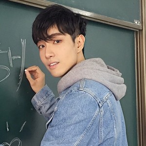 何岳城资料,何岳城最新歌曲,何岳城MV视频,何岳城音乐专辑,何岳城好听的歌