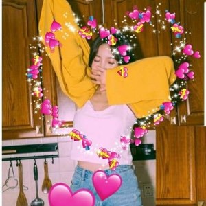 挥着翅膀的女孩