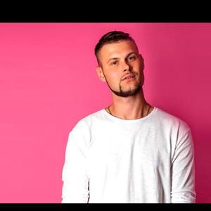 Она горит на танцполе