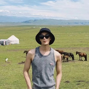 再熬一熬吧 马上风吹 落叶 下雪 这一年就过去了#网易云 #歌单 #宝藏歌曲 #推歌 #戴上耳机 #分享音乐