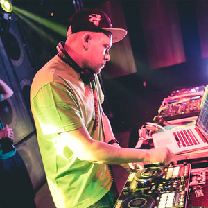 DJ SHaKa资料,DJ SHaKa最新歌曲,DJ SHaKaMV视频,DJ SHaKa音乐专辑,DJ SHaKa好听的歌