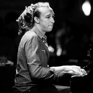 Gerald Clayton资料,Gerald Clayton最新歌曲,Gerald ClaytonMV视频,Gerald Clayton音乐专辑,Gerald Clayton好听的歌