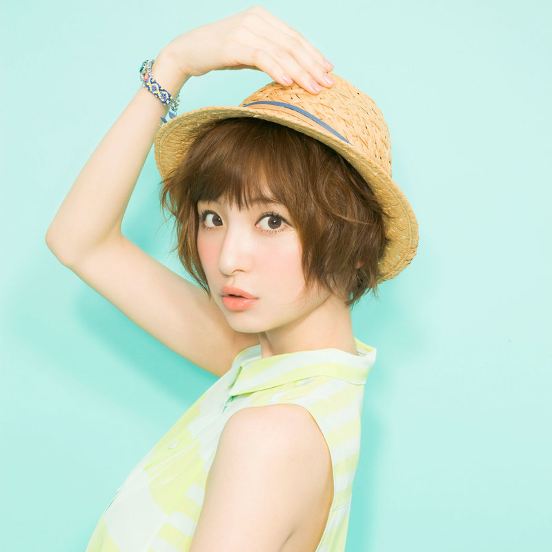 筱田麻里子一头干净利落的短发,大长腿简直让人羡慕,她却从不拘谨,在