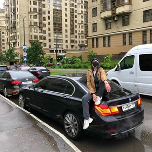 В дыме играет