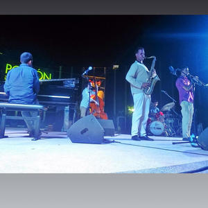 Si, sexy flor (feat. Jose Carra, Joäo Pereira, Romeu Tristäo & Enrique Oliver)