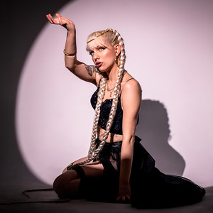 Contraportá (Explicit)