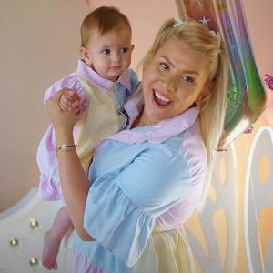 Sunt si eu mama de fata