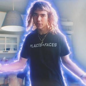 STAR (feat. Iwan2c) (Explicit)