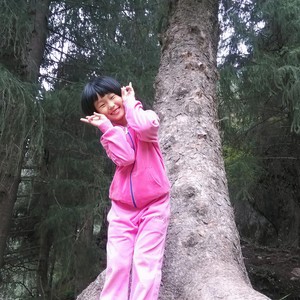 采蘑菇的小姑娘