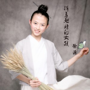 挥着翅膀的女孩