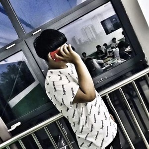 我饮烈酒点孤灯