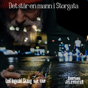 Det står en mann i storgata