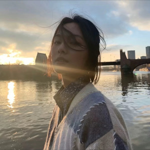 我在黑暗里拥抱自己 (伤感语录版)