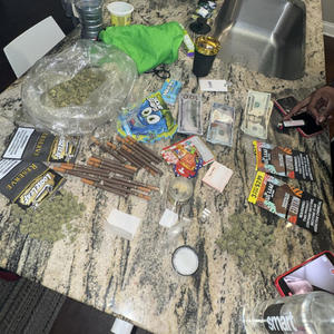 Dying to live (feat. GG Squeez, Mobtied4l & Backend4p) (Explicit)