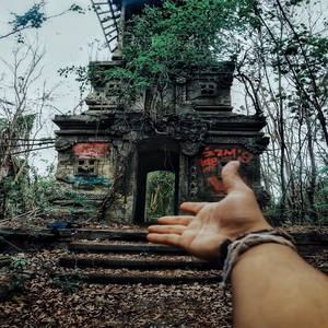 A Forgotten Temple(with Robert Campbell & Alex Zulaika)