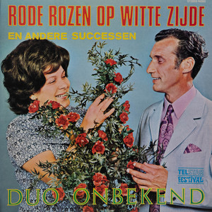 Rode Rozen Op Witte Zijde