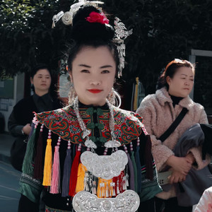 吊脚楼上偷看郎