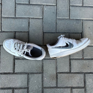 Stare zdarte najki (Explicit)