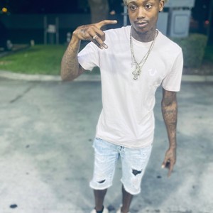 ROBIN (feat. 4LCINNA)