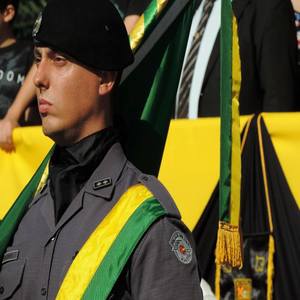 LEVANTA A CABEÇA, NÃO OLHA PRO CHÃO