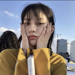 我在开了灯的床头下