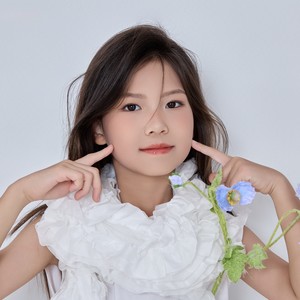 举镜子的女孩 (琵琶版)