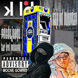 stoję pod bankomatem