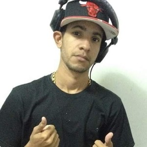 Sentando Escondido (Explicit)